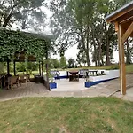 Spacious In With Garden Апартаменты