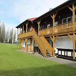 Апартаменты Spacious In With Garden Boddin