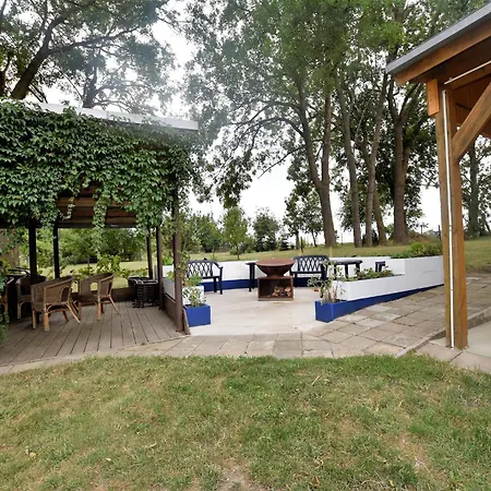 Spacious In With Garden Boddin