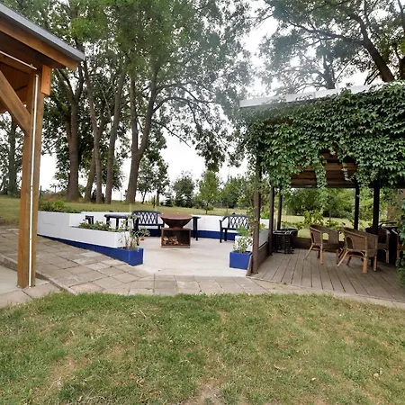 Spacious In With Garden *