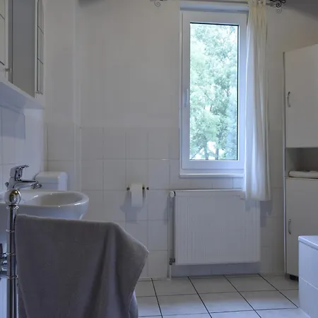 Spacious In With Garden Apartment Boddin