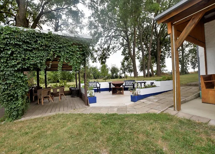 Spacious In With Garden Boddin